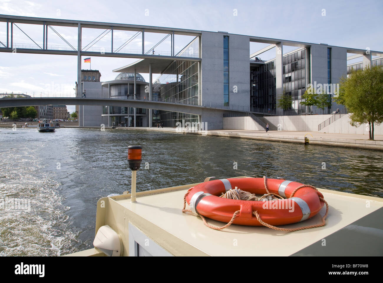 Excursión en barco por el río Spree en frente del distrito gubernamental de Berlín, Alemania Foto de stock