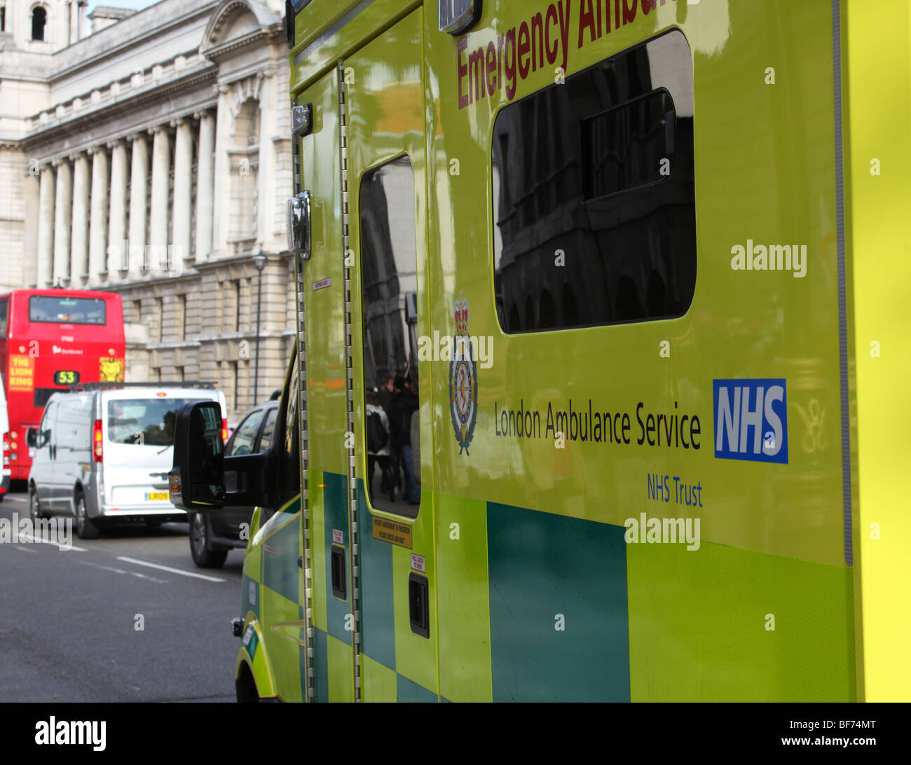Un Servicio de Ambulancias de Londres de vehículos de emergencia en una calle de Londres. Foto de stock