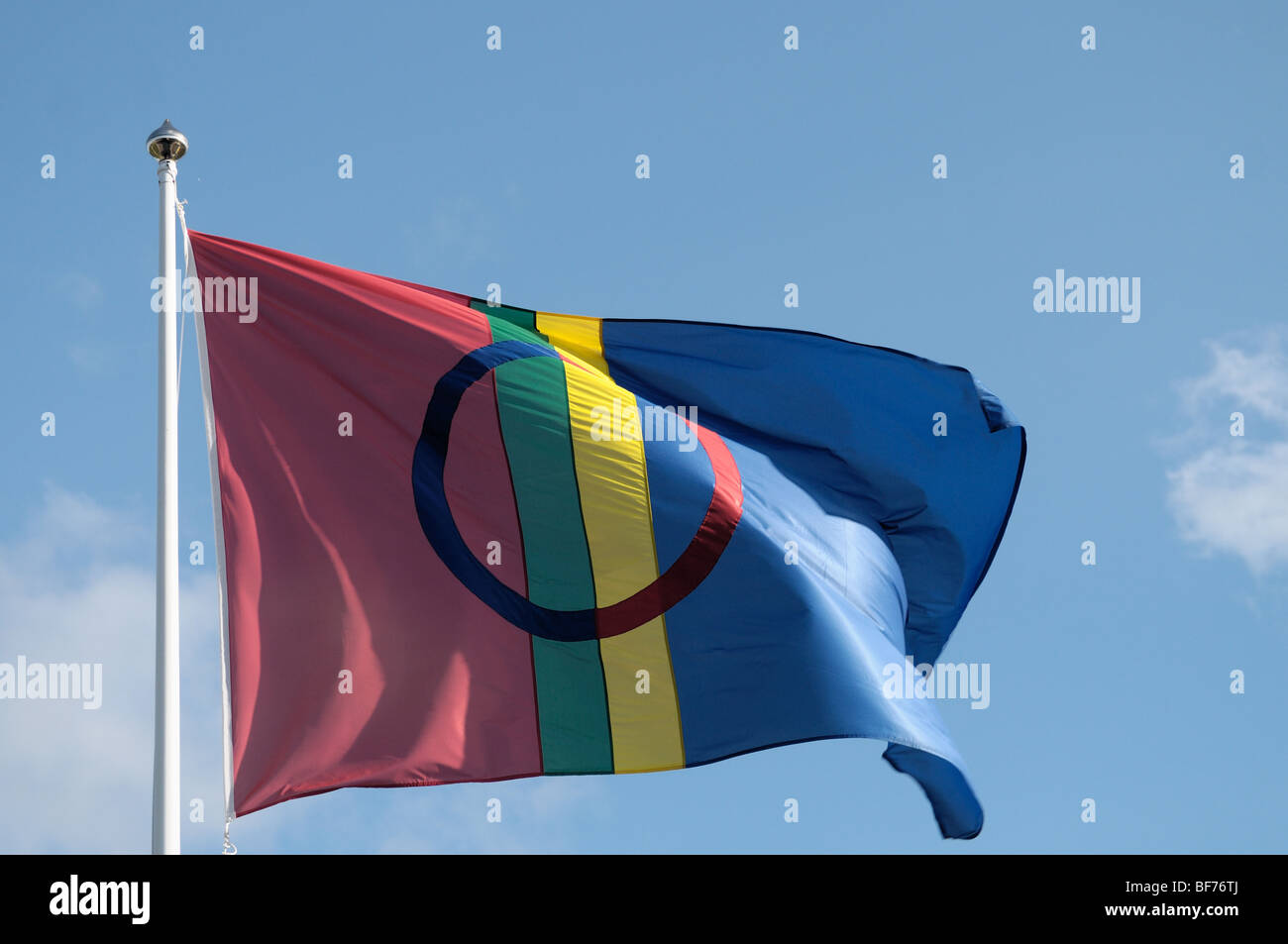 La bandera de Laponia soplando en el viento del norte. Foto de stock