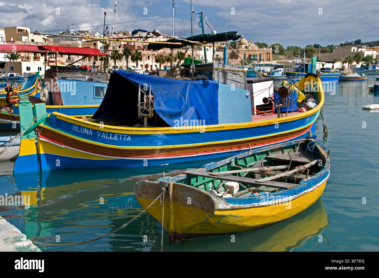 Malta Malta pueblo pesquero de Marsaxlokk Bay Boat Foto de stock