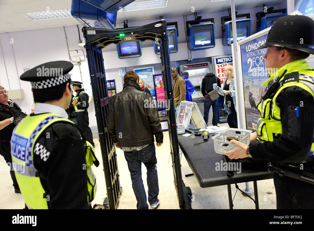 La policía británica de transporte utilizando el arco 'cuchillo' detector durante las tareas rutinarias de la policía de barrio en Lewisham estación de tren. Londres Foto de stock