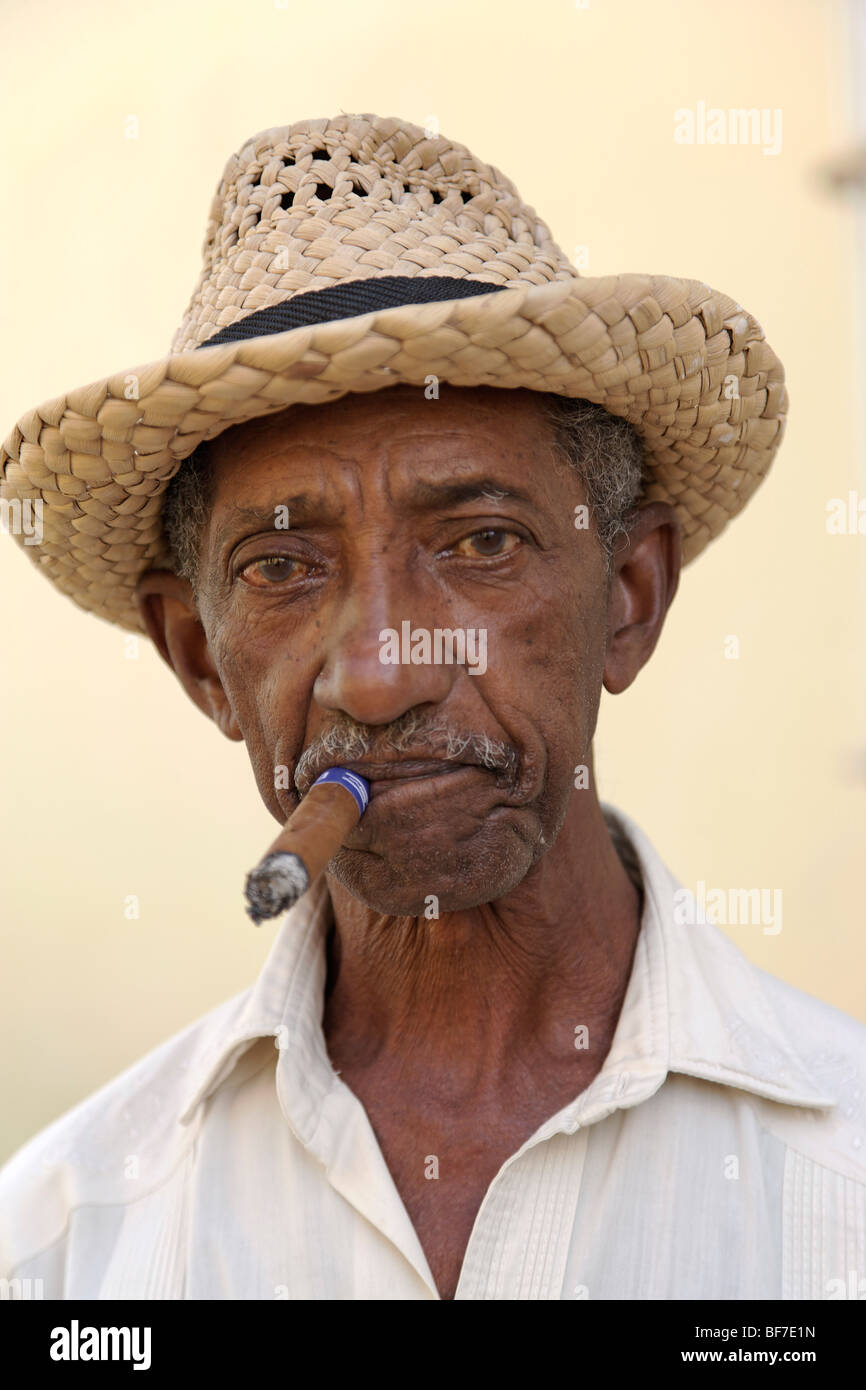 Hombre senior de fumar cigarro, Trinidad, Sancti Spíritus, Cuba, Las Antillas Foto de stock