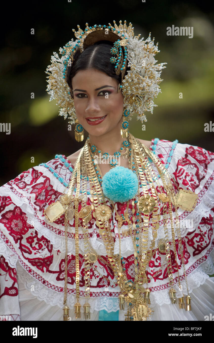 La Pollera, el traje típico de Panamá. La pollera, traje tipico de Panama  Fotografía de stock - Alamy