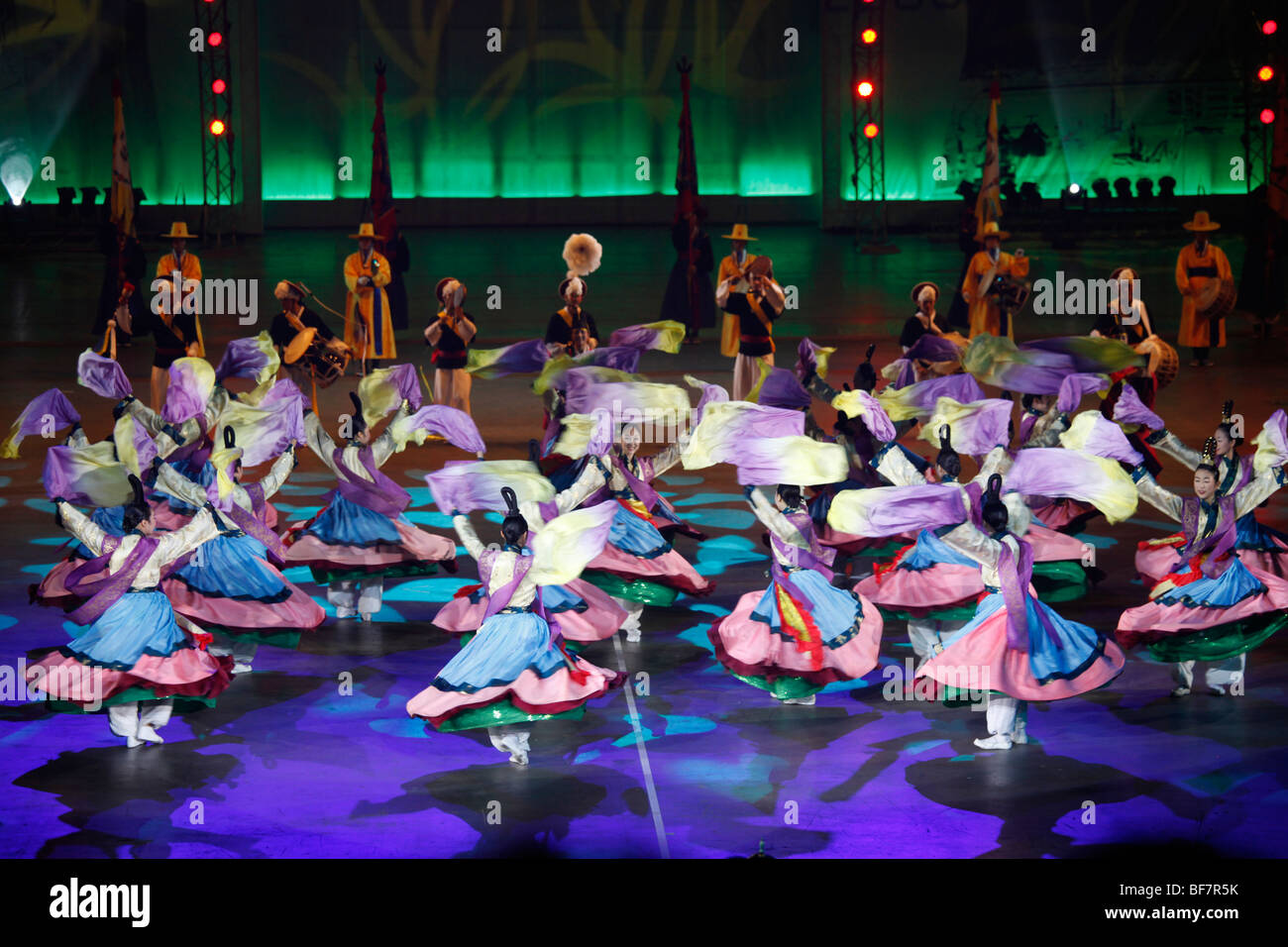 Bailarinas de la banda del ejército tradicionales de Corea Foto de stock