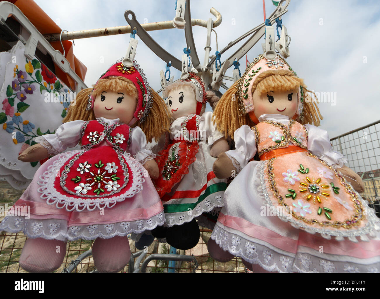 Tradicionalmente pintados de madera infantiles antiguos baúles de ropa en  un mercadillo a las afueras de Budapest, Hungría Fotografía de stock - Alamy