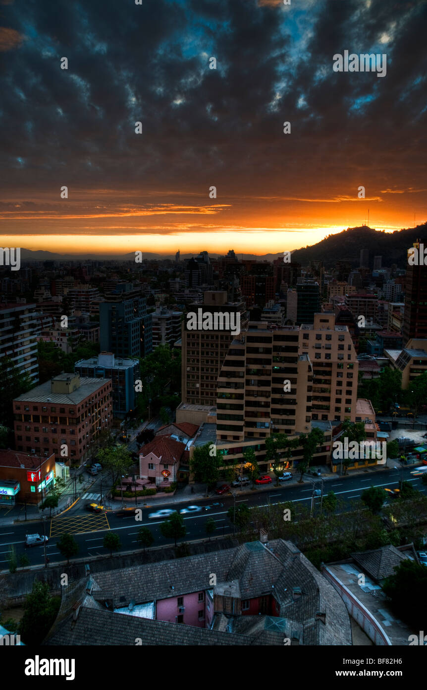 Santiago de Chile, vista a la zona del centro de la ciudad con el edificio de Telefónica risin ver la ciudad Foto de stock