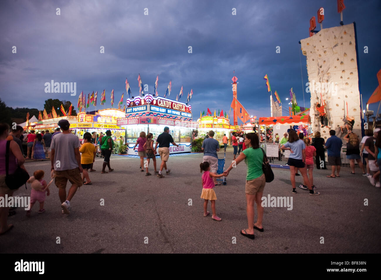 State Fair carnival midway en la noche Foto de stock