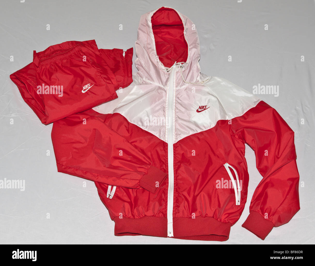 Ropa Nike Windrunner chándal conjunto chaqueta y pantalón impermeable de nylon. Sportswear shellsuit de stock - Alamy
