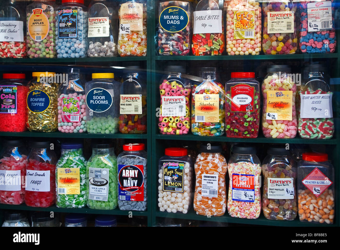 Una pantalla de frascos de dulces en estantes en un sweetshop Sussex, Gran Bretaña Inglaterra 2009 Foto de stock