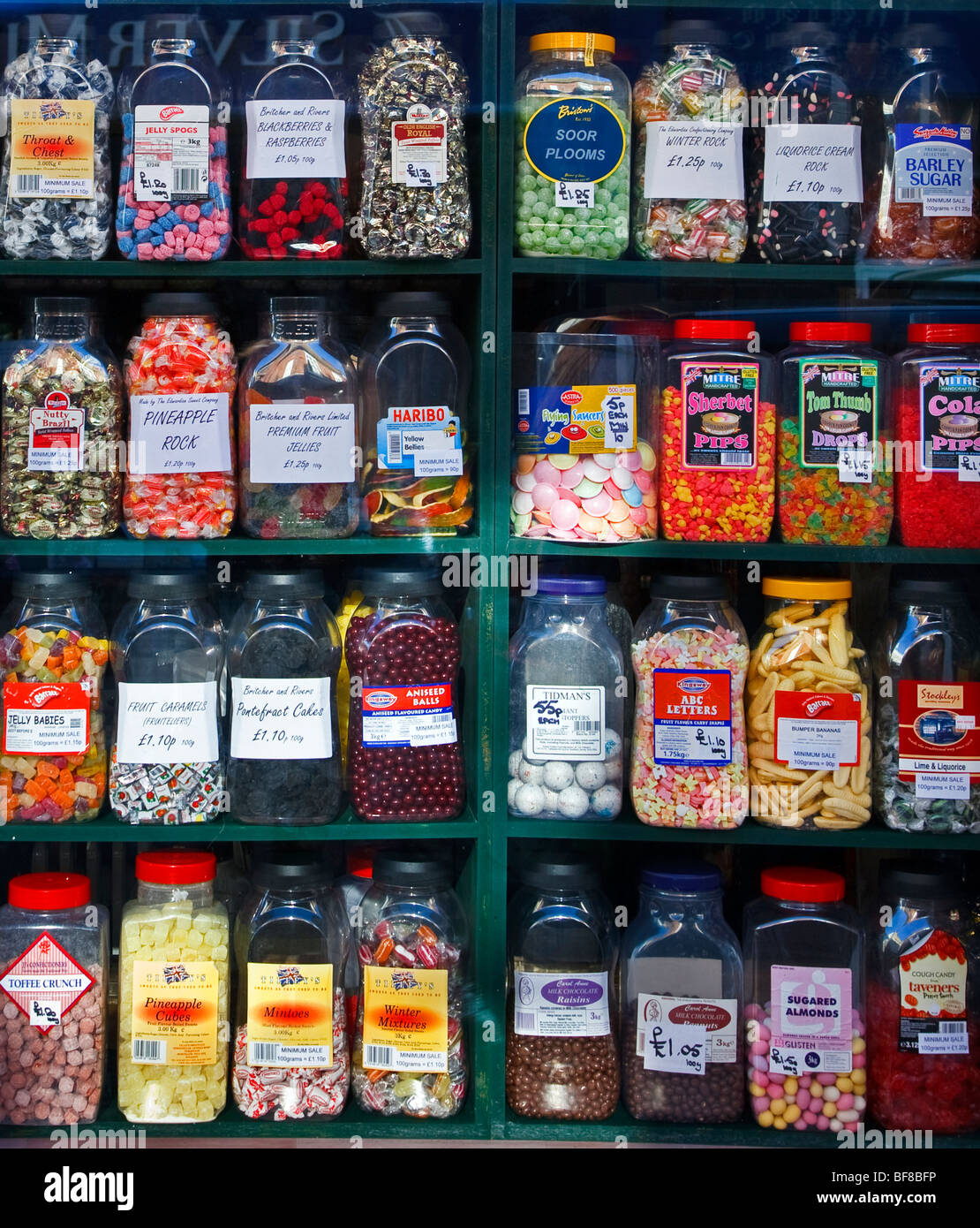 Una pantalla de frascos de dulces en estantes en un sweetshop Sussex, Gran Bretaña Inglaterra 2009 Foto de stock