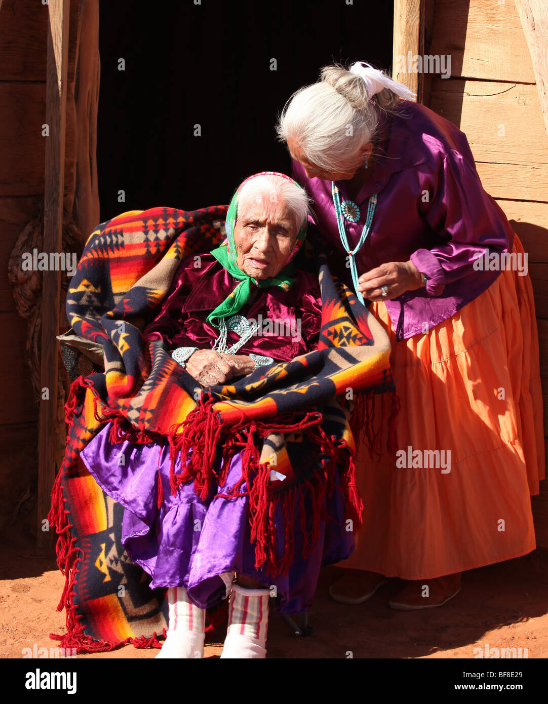 La familia Navajo de 2 mujeres en el exterior en la parte delantera de la familia Hogan Foto de stock