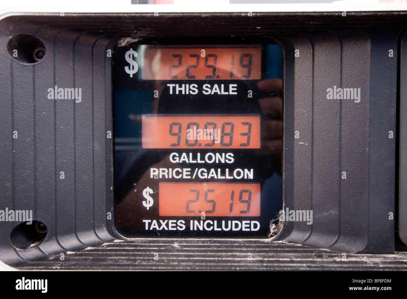 Una bomba de gas mostrando un total de $229.19 para la gasolina. Foto de stock