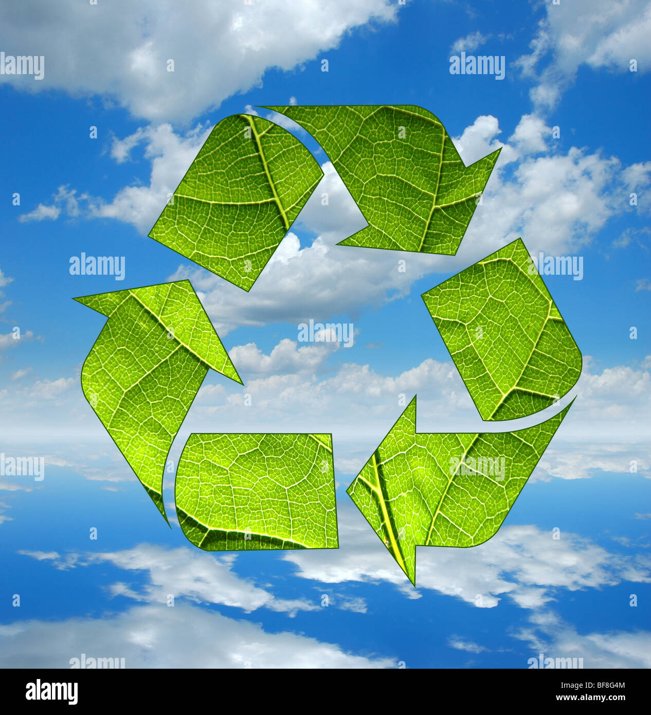 Logotipo de reciclaje y las nubes y el cielo azul que refleja en aguas tranquilas Foto de stock