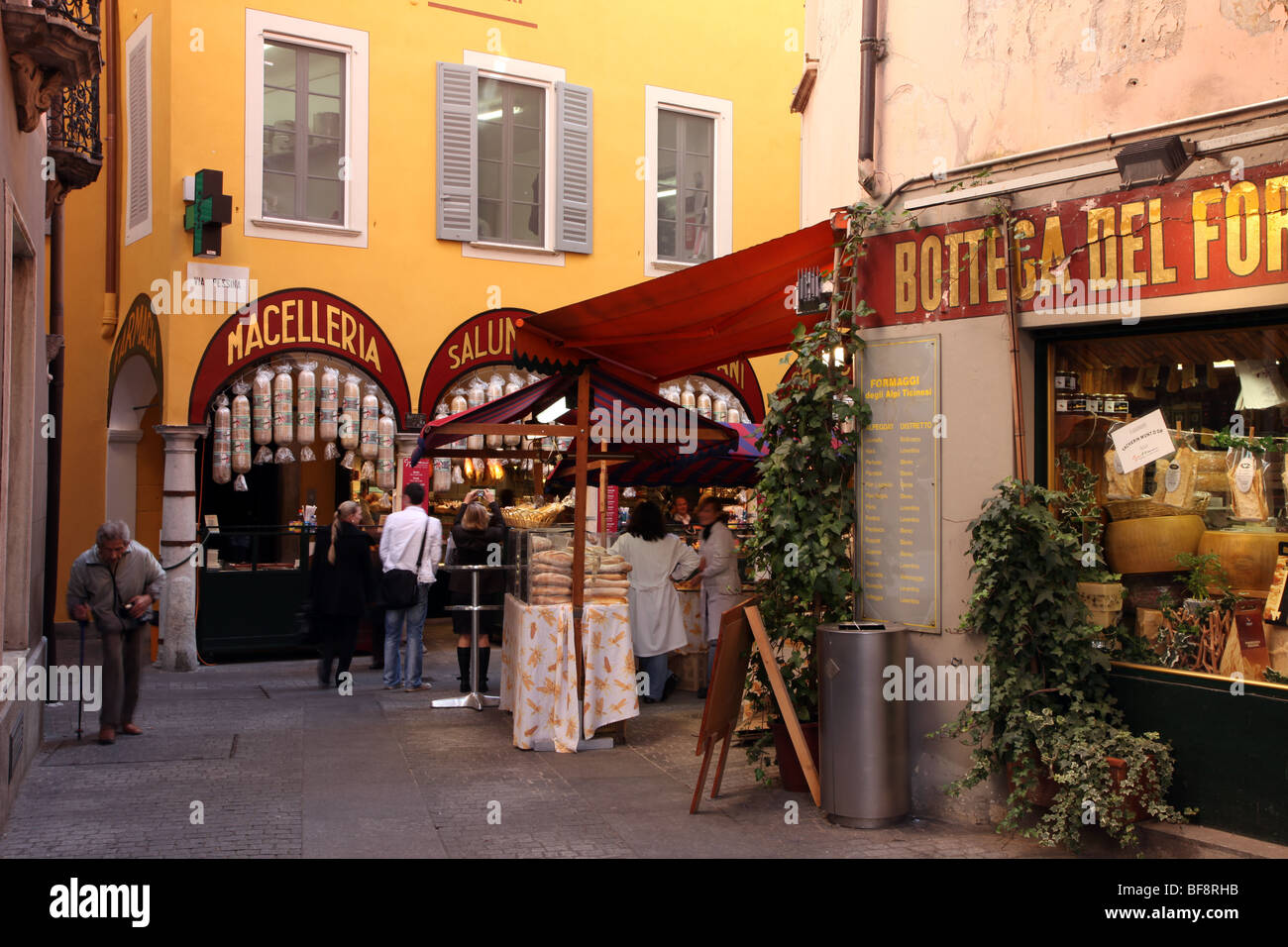 Via Pessina, casco antiguo de Lugano, Ticino Foto de stock