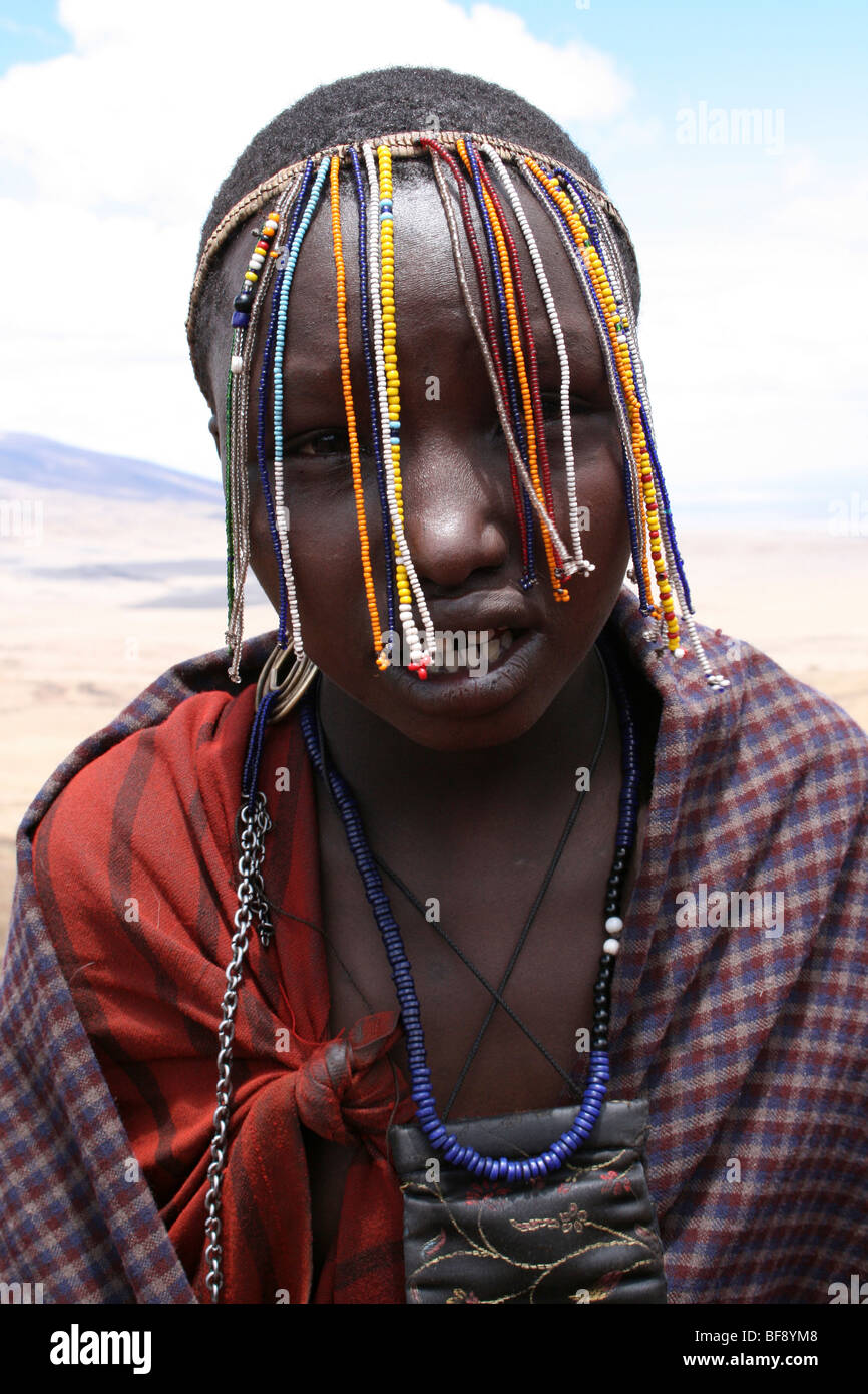 Retrato de niña Masai cerca del Valle del Rift, el cráter del Ngorongoro, Tanzania Foto de stock