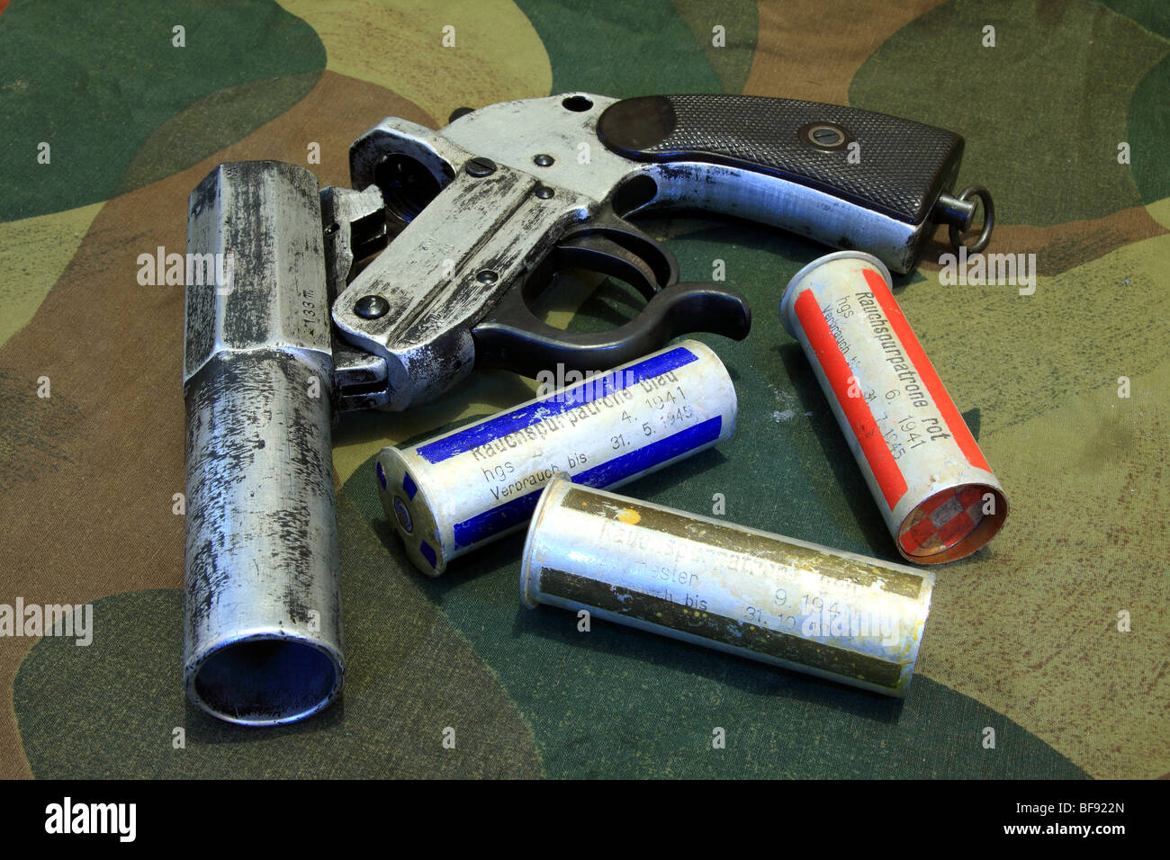 Ww2 alemán Walther flare pistola y cartuchos. Foto de stock