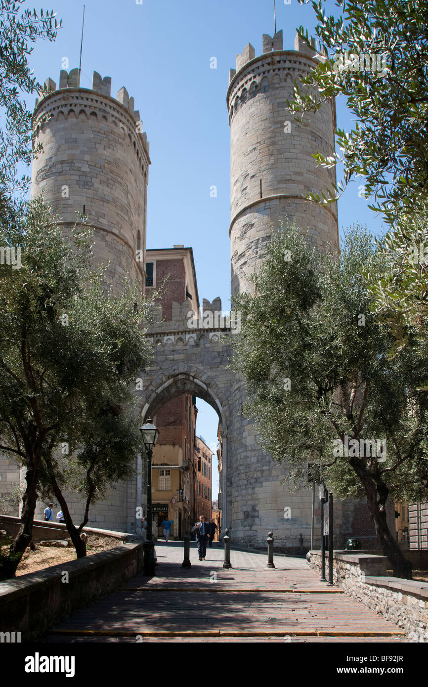 Porta Soprana, puerta fortificada medieval, Génova, Italia. Foto de stock