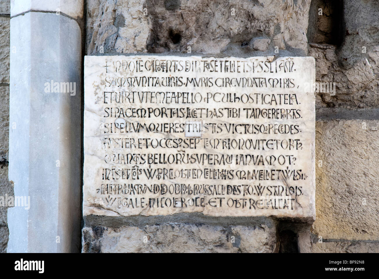 Placa con script, Porta Soprana, puerta fortificada medieval, Génova, Italia. Foto de stock