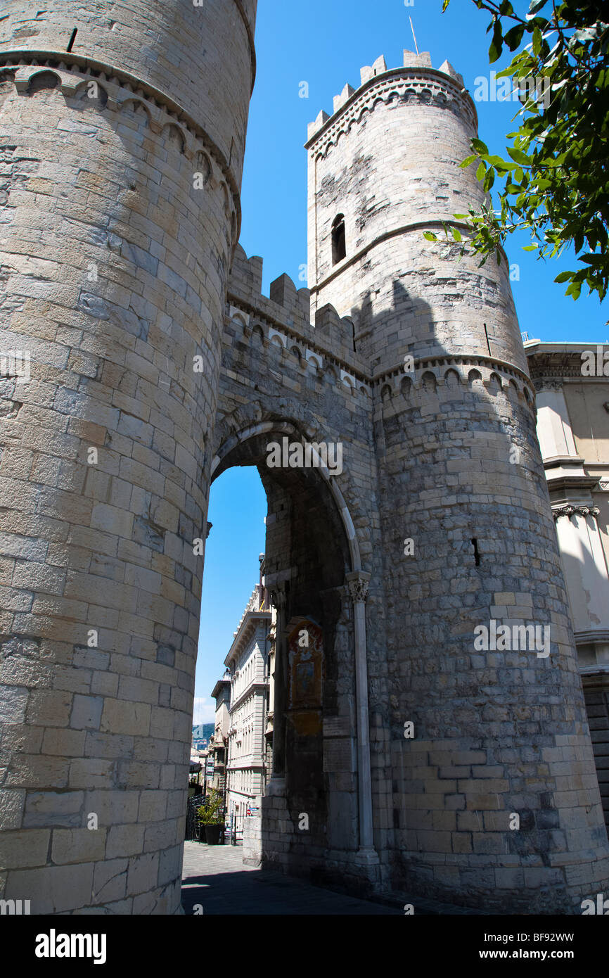 Porta Soprana, puerta fortificada medieval, Génova, Italia. Foto de stock