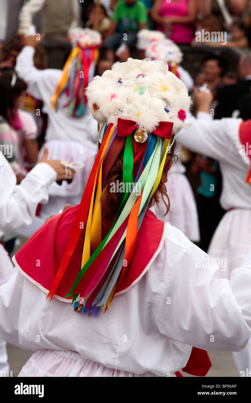 El colorido de los trajes de los bailarines en una fiesta de la Bajada del Virgen en El Hierro, Islas Canarias Foto de stock
