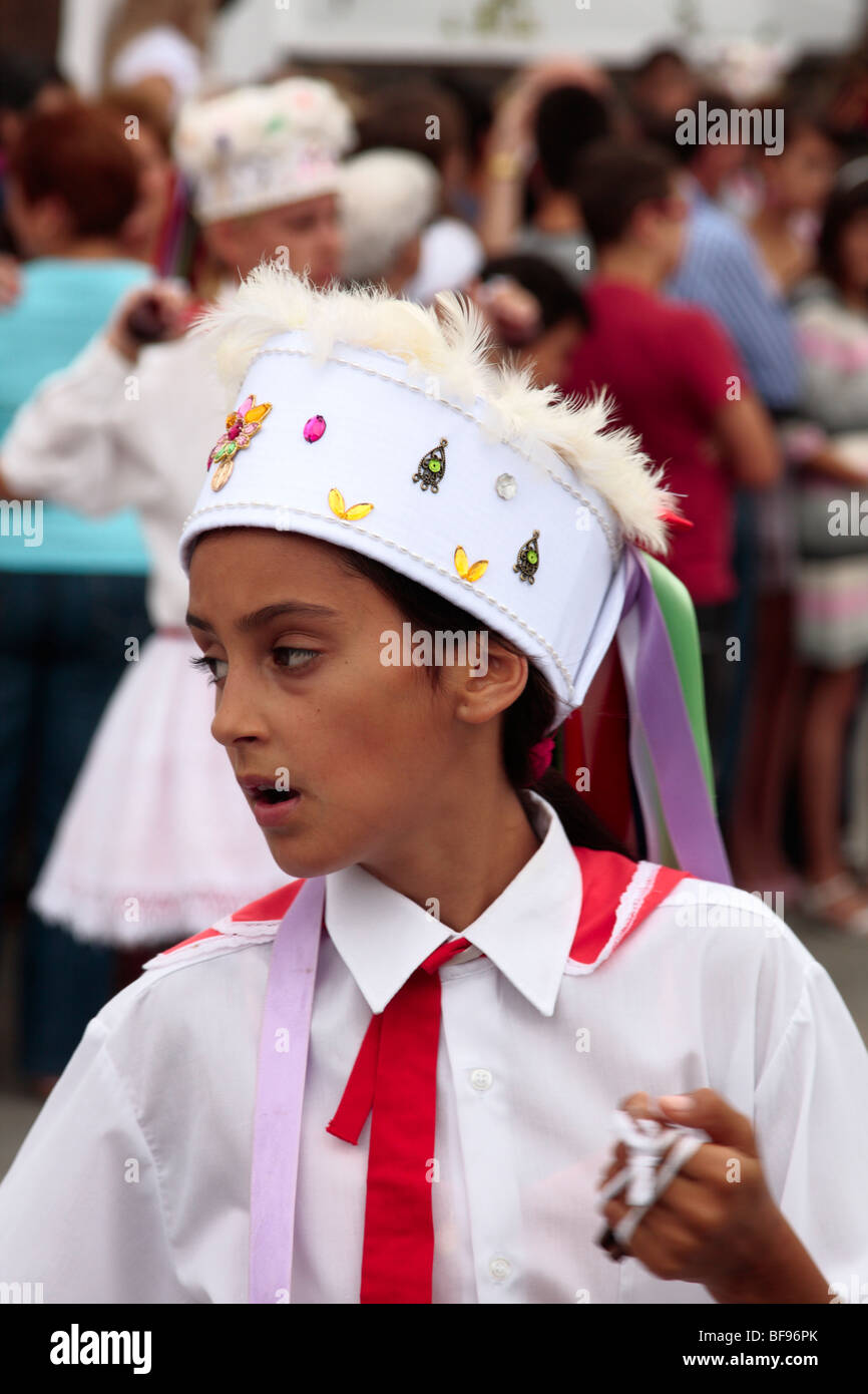 El colorido de los trajes de los bailarines en una fiesta de la Bajada del  Virgen en El Hierro, Islas Canarias Fotografía de stock - Alamy