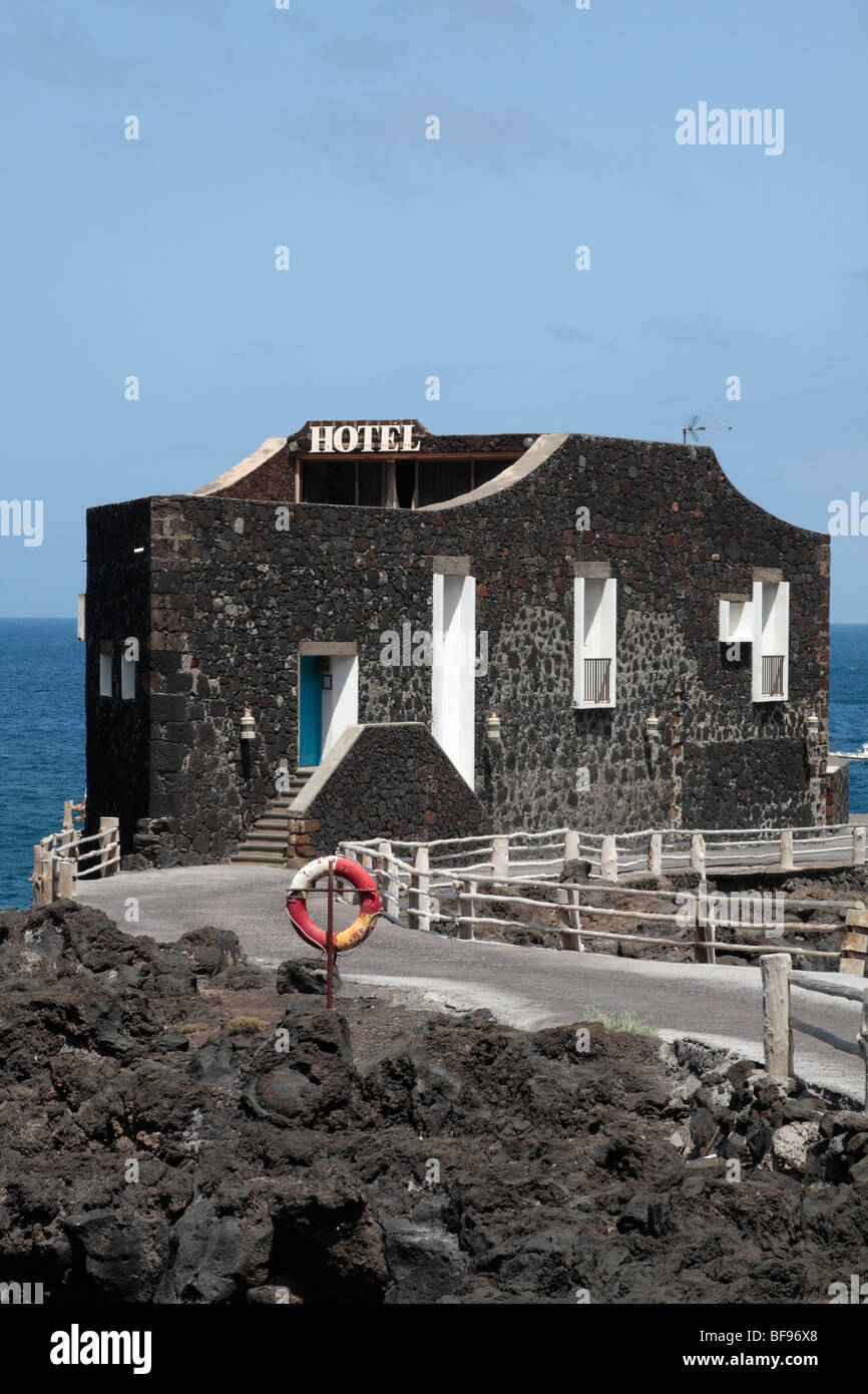 El Hotel Punta Grande de El Hierro El hotel más pequeño del mundo, tal como  aparece en el Libro Guinness de los récords Fotografía de stock - Alamy