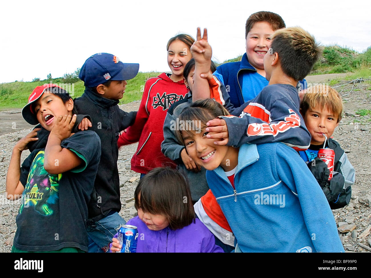 Saludo a los niños y niñas en lancha al poblado nativo Tsiigehtchic, a lo largo de río Mackenzie, NWT, Canadá Foto de stock