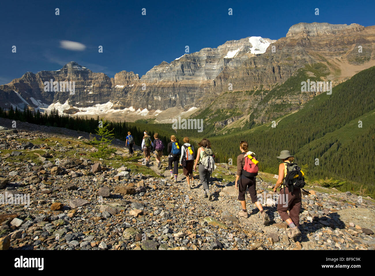 Los excursionistas en Paradise Valley Trail, Parque Nacional de Banff, Alberta, Canadá Foto de stock