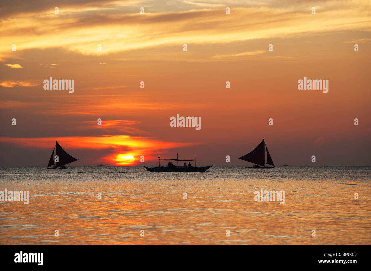 Barcos de vela al atardecer Boracay; las Visayas, Filipinas. Foto de stock