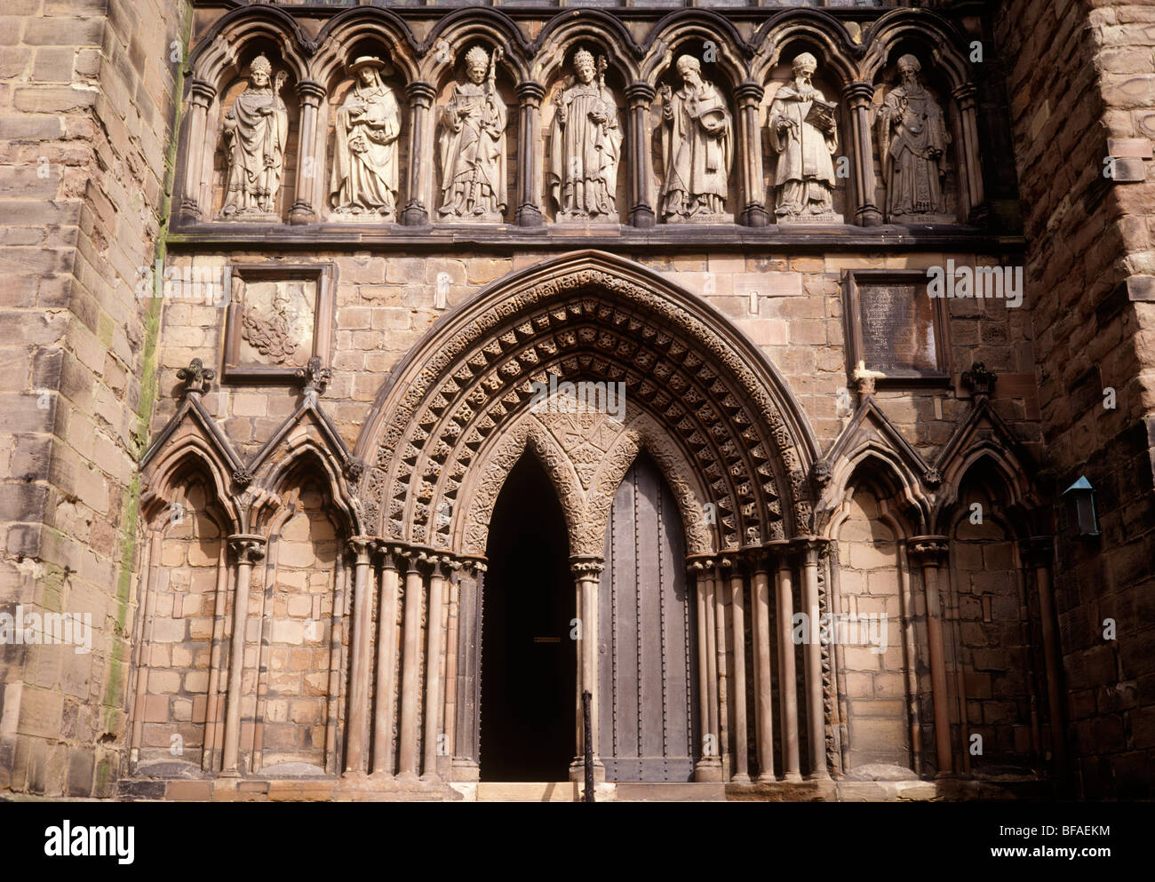 Reino Unido, Inglaterra, Staffordshire, Lichfield Cathedral, estatuas sobre la puerta lateral Foto de stock
