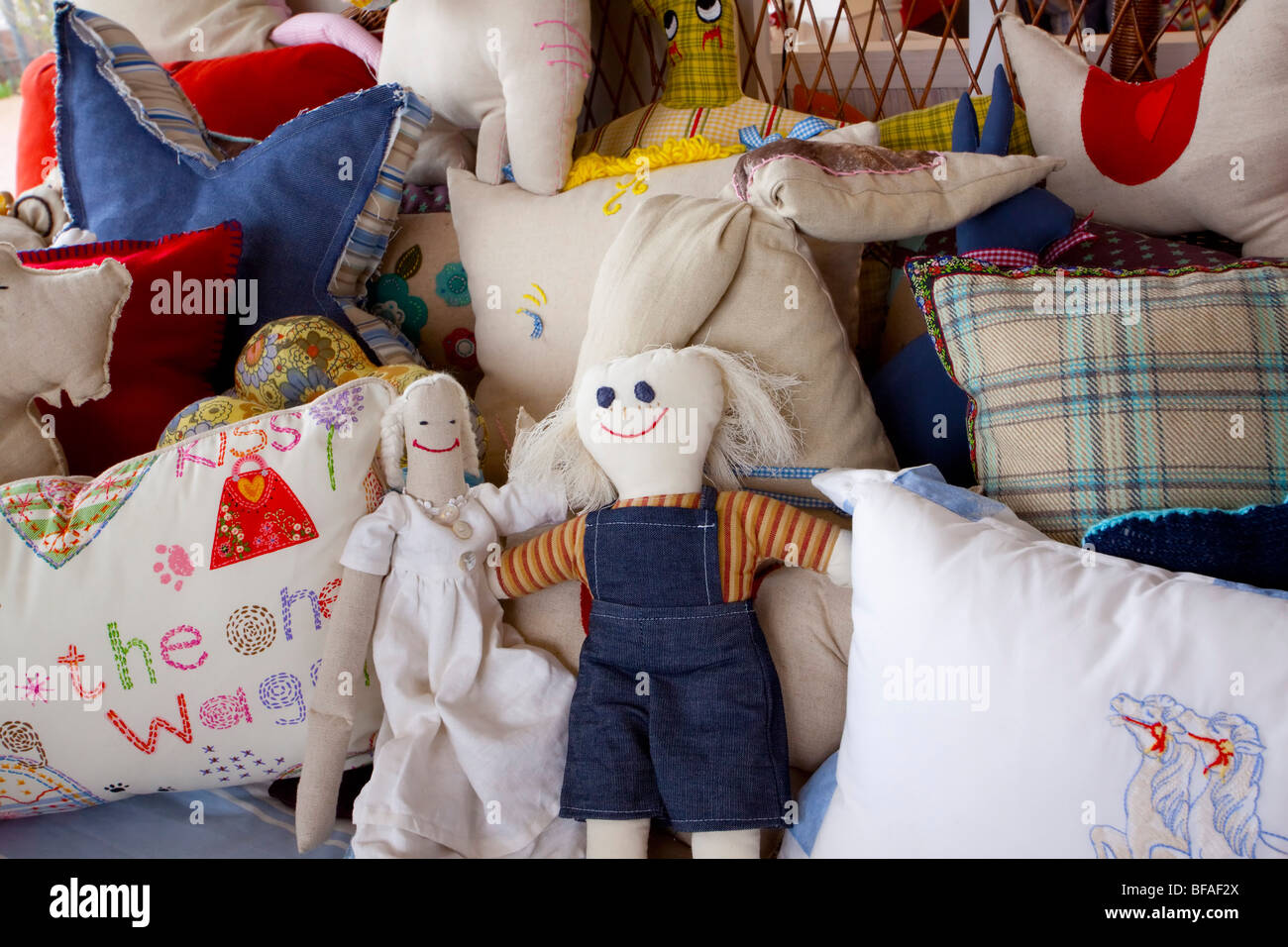 Muñecas de trapo cojines suaves y los muebles de la habitación de los niños  Fotografía de stock - Alamy