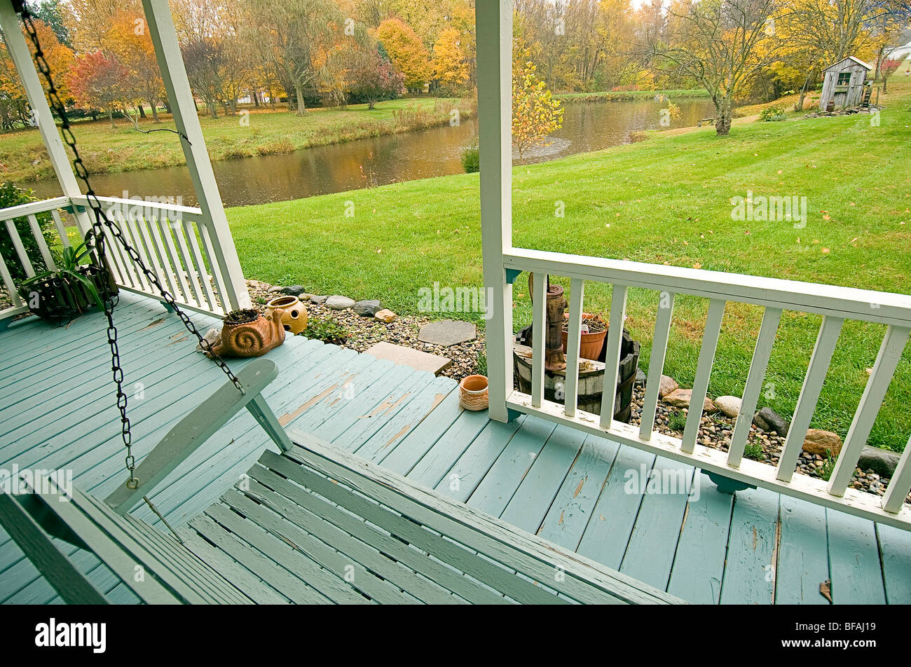 Esta es una imagen de un lluvioso día de otoño en el medio oeste de EE.UU. Tomado de un porche lateral en mi propiedad. Foto de stock