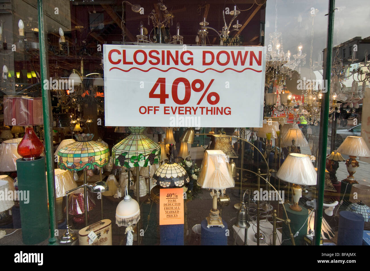 Una iluminación tienda ofrece un descuento del 40% como parte de su cierre la venta. Es una víctima de la recesión en Gran Bretaña en 2009. Foto de stock