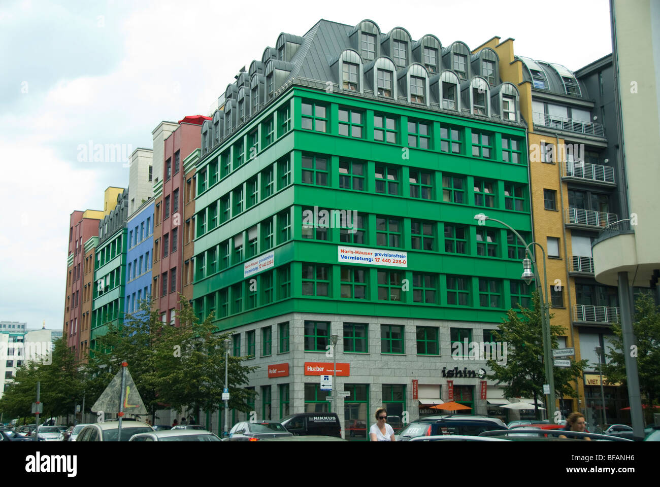 Edificio de nueva construcción en Oberwallstrasse en Berlín, Alemania Oriental anterior Foto de stock