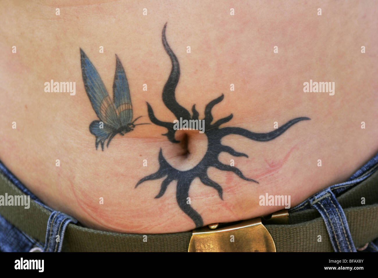 Tattoo at the navel fotografías e imágenes de alta resolución - Alamy