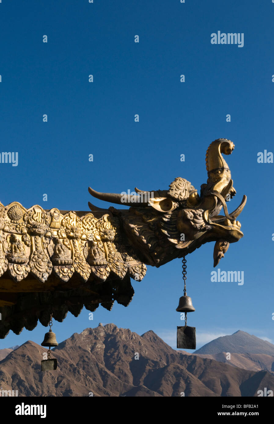 Techo ornamentales del templo Jokhang en Lhasa, Tibet Foto de stock