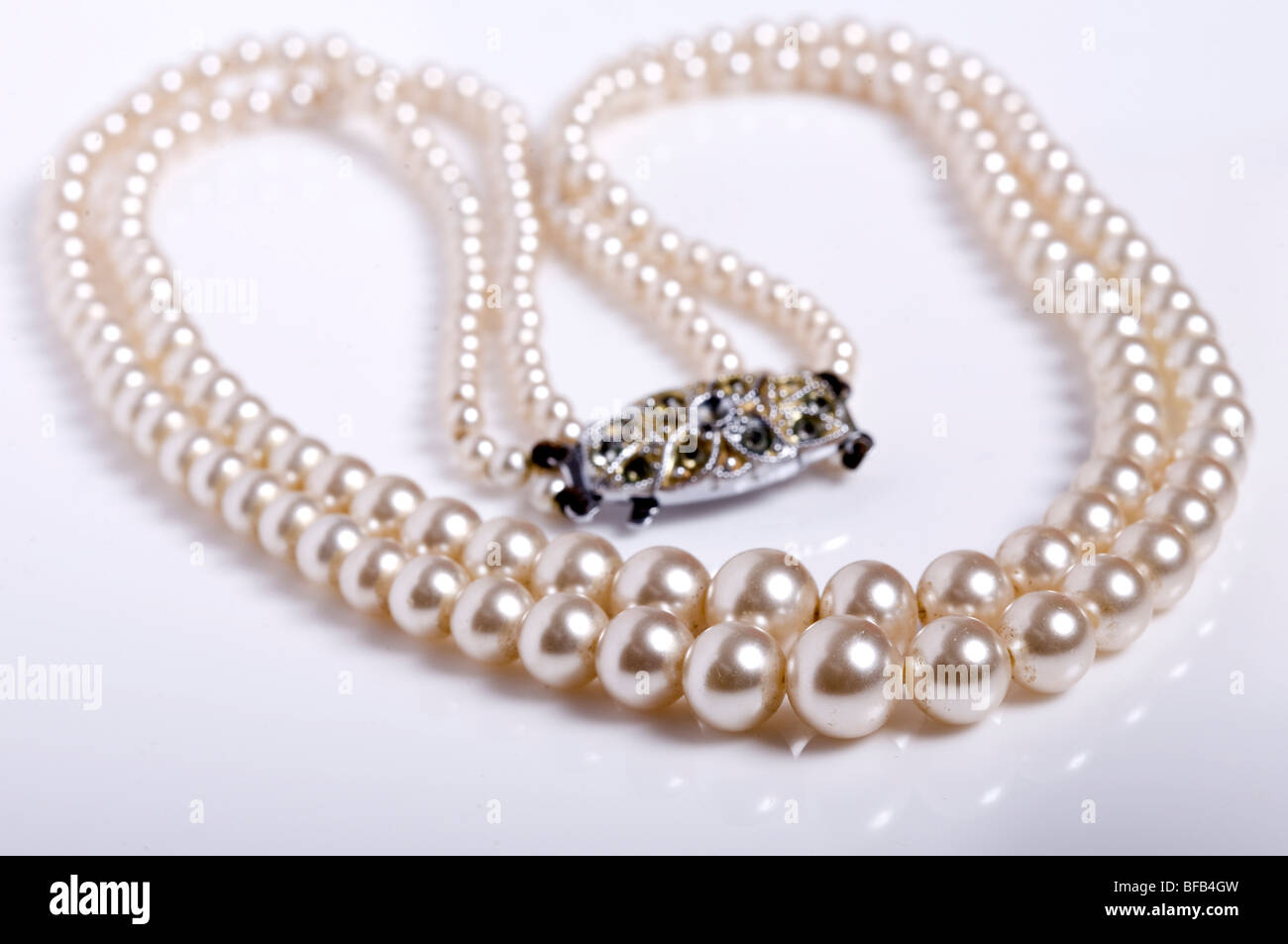 Collar de perlas antiguas Fotografía de stock - Alamy