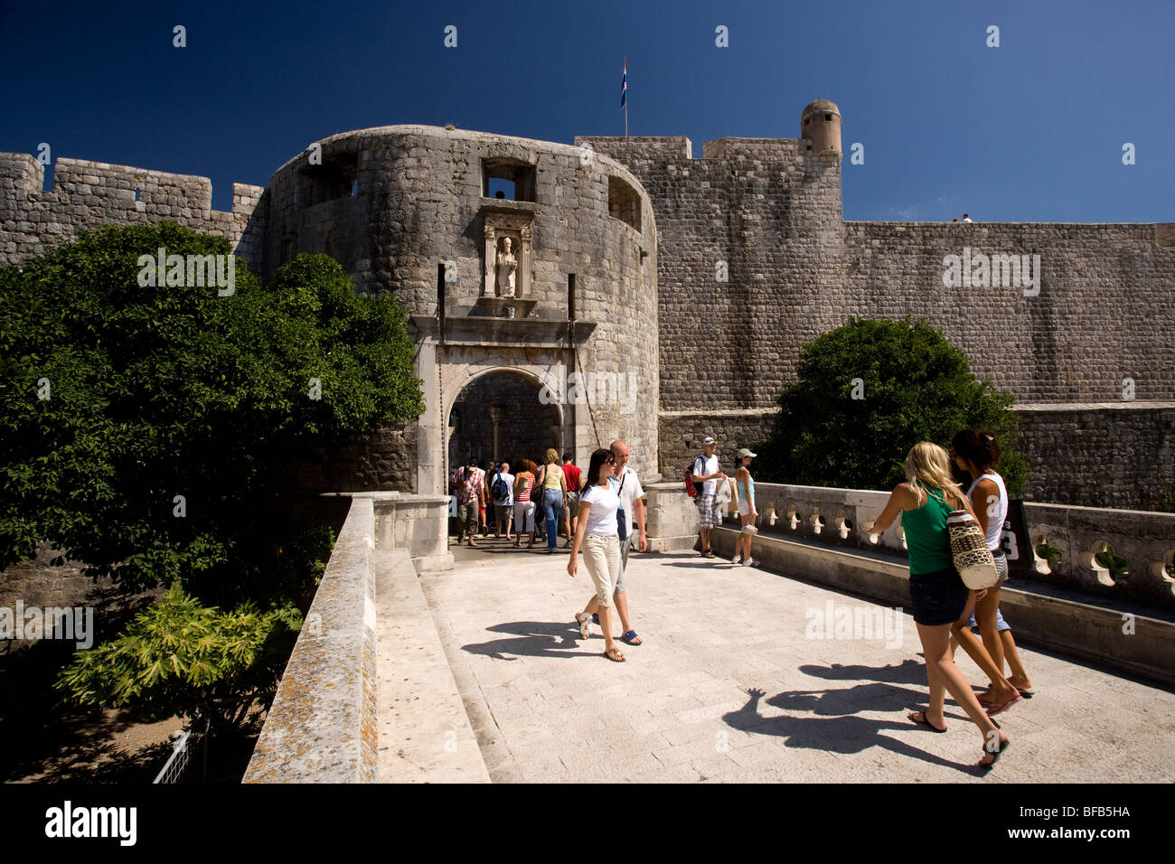 Entrada a través de la Puerta Pile en el casco antiguo de Dubrovnik, Croacia Foto de stock