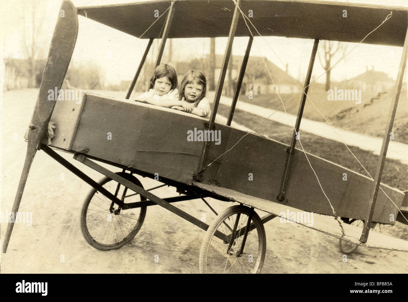 Dos Hermanitas en grandes aviones de pedales de juguete Fotografía de stock  - Alamy