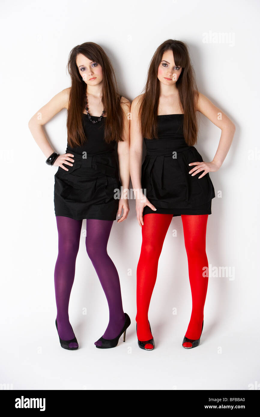 Retrato de estudio de moda vestidos niñas adolescentes gemelos Fotografía de stock - Alamy Retrato de estudio de moda vestidos niñas adolescentes gemelos Fotografía de stock - Alamy