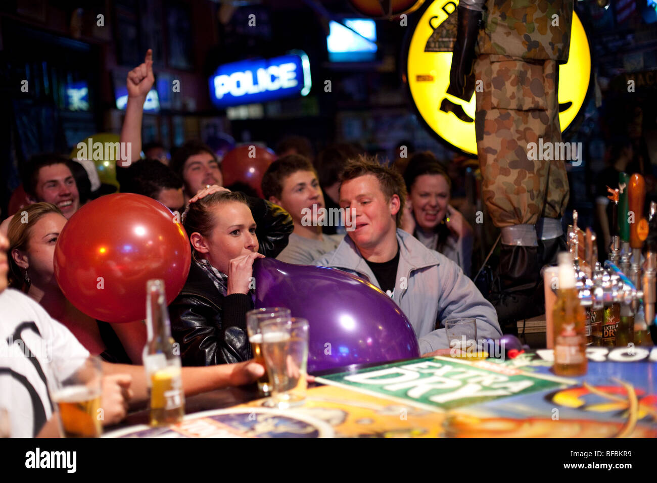 El equipo de rugby como Jannalli Crocs celebra a su amigo en la mano Pub en Glebe, Sydney, Australia. Foto de stock