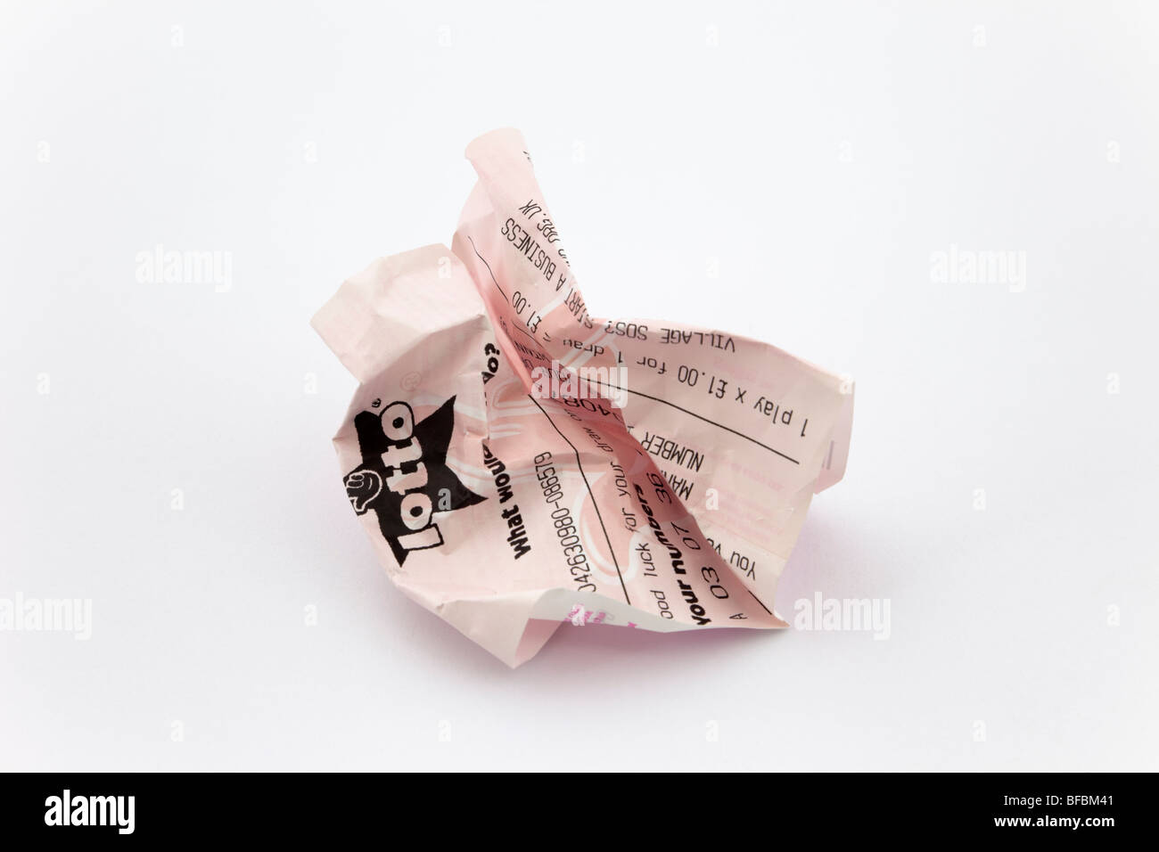 UK National Lottery lotto ticket cagado sobre un fondo completamente blanco para ilustrar perdiendo en el juego y gastar dinero en concepto. Inglaterra Gran Bretaña Foto de stock