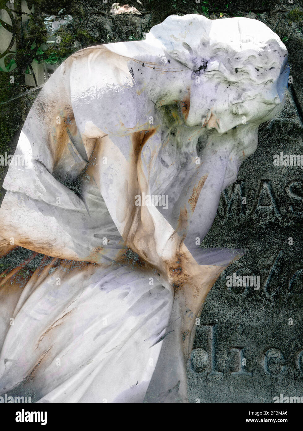 La muerte y el duelo en estatuas de una joven mujer arte fotográfico digital de la colección indigomoods montage USO EDITORIAL Foto de stock