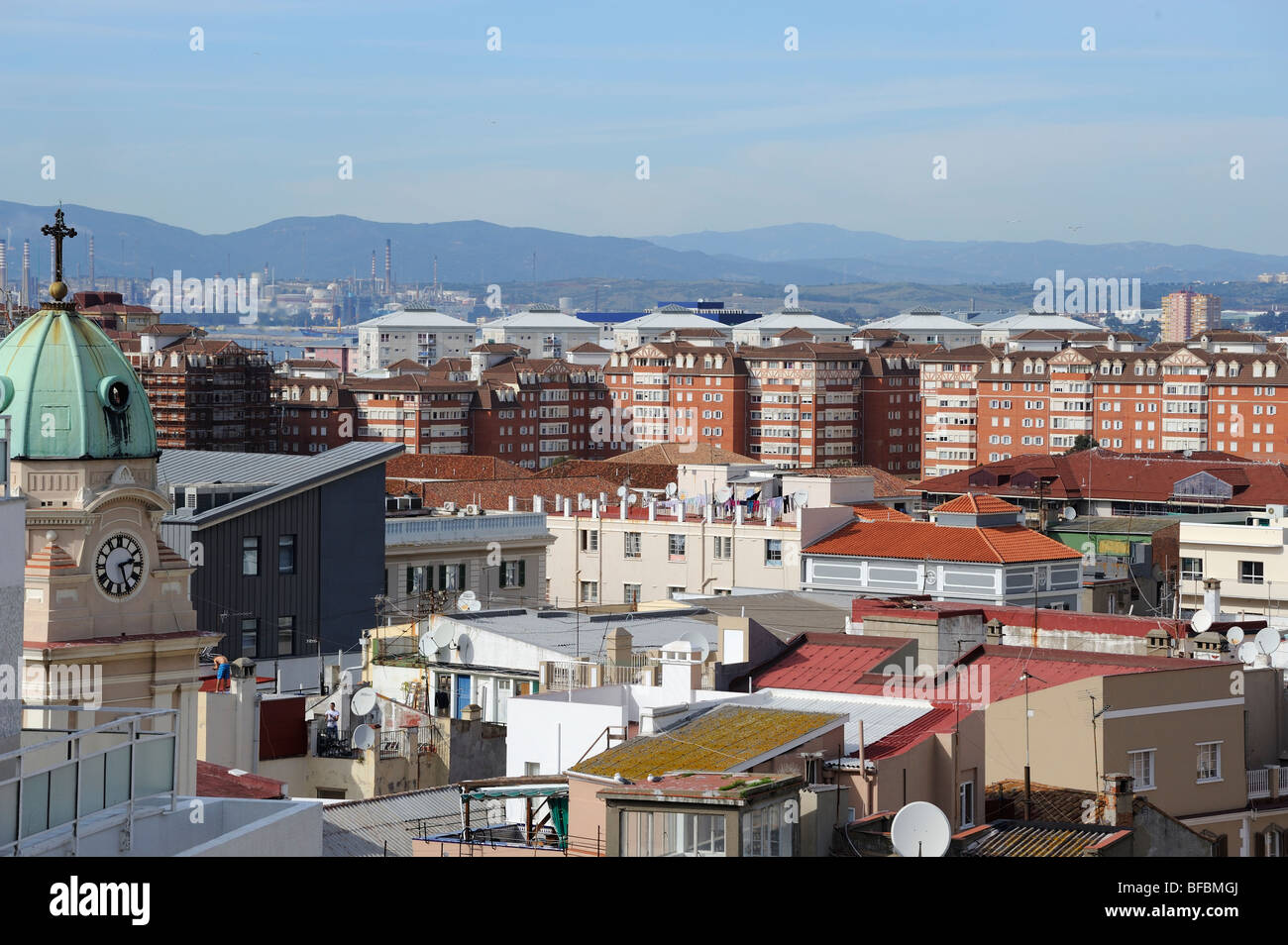 Vista de los tejados de Gibraltar a España peninsular Foto de stock