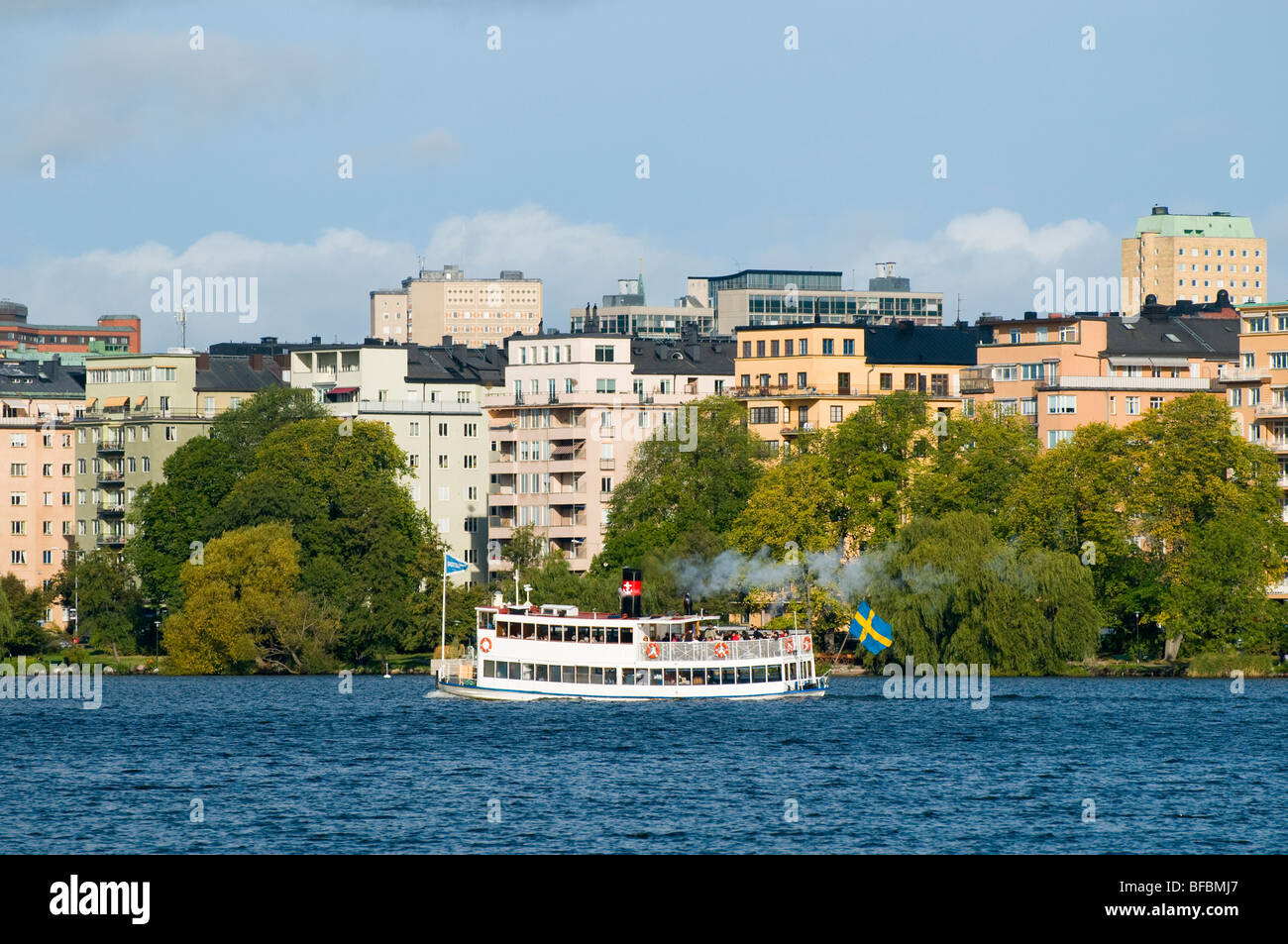 Pequeños transbordadores de pasajeros a vapor en el lago Mälaren en Estocolmo. Foto de stock