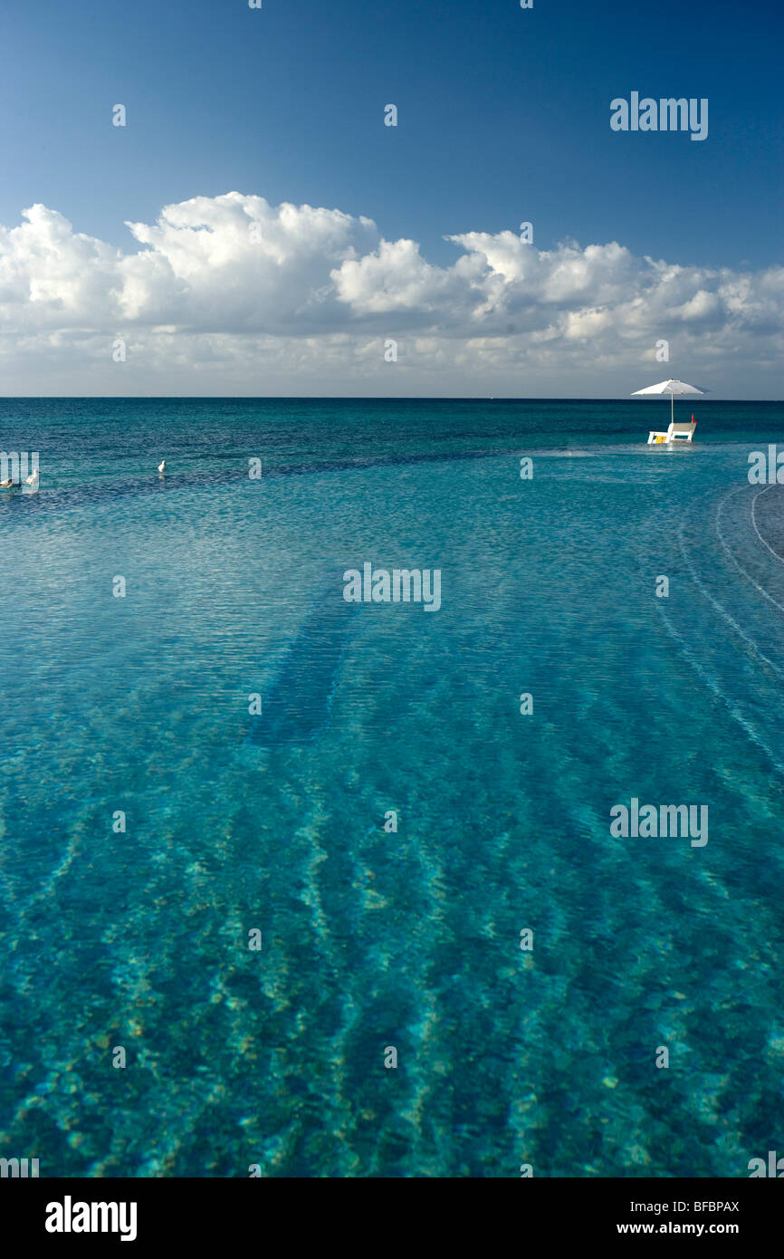 Piscina infinity en Grand Bahama Island, Las Bahamas Foto de stock