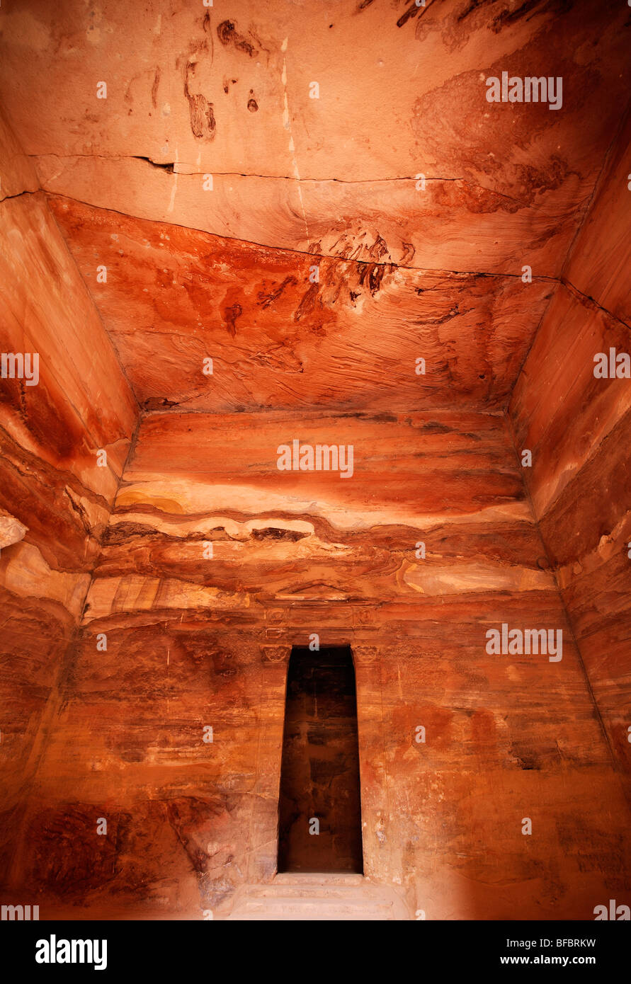 El Kahzneh (El Tesoro) tumba interior en Petra, con diseños de arenisca roja natural, Jordania Foto de stock
