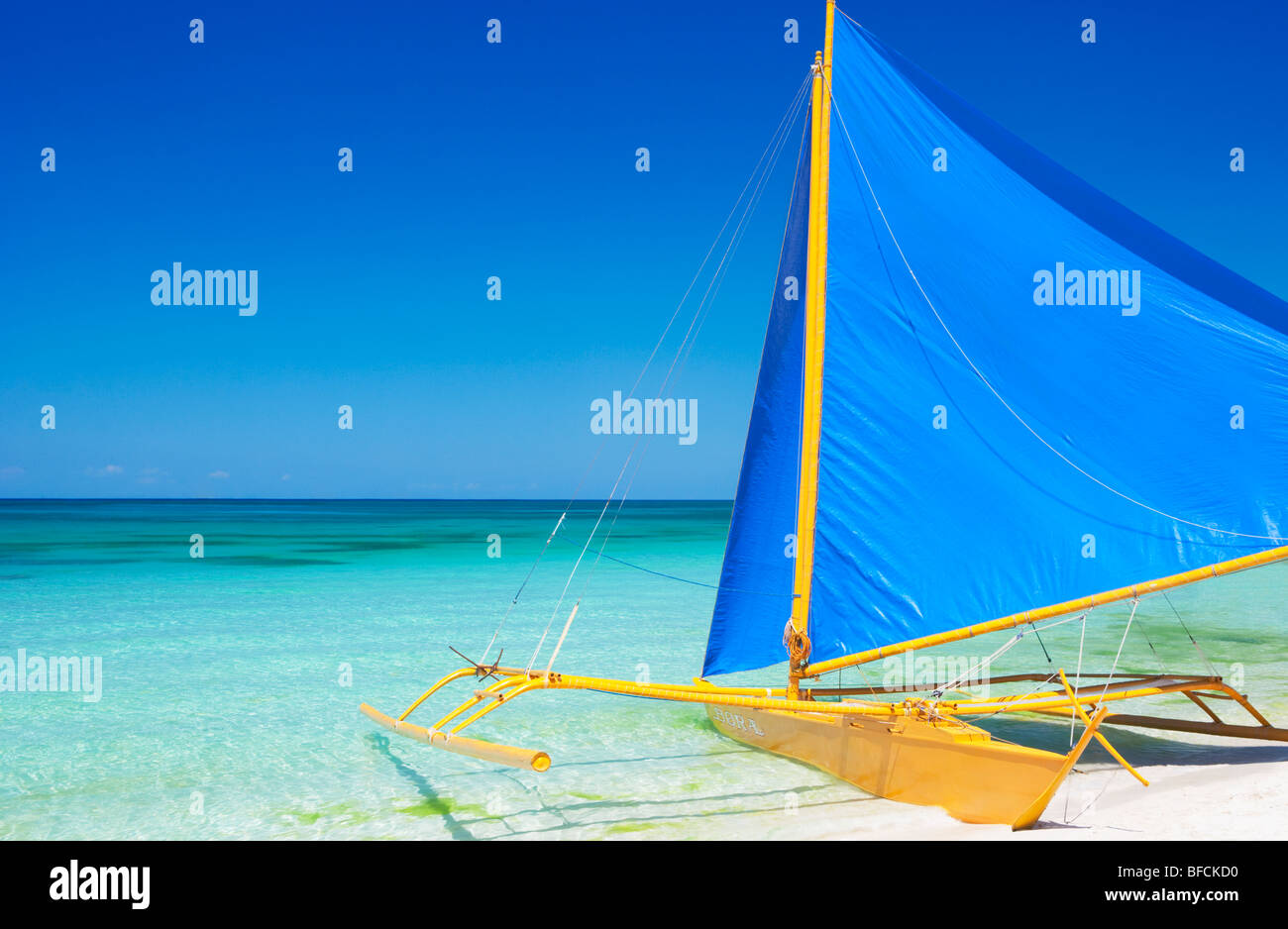 Barco amarillo con azul navegar en aguas poco profundas Boracay; las Visayas, Filipinas Foto de stock