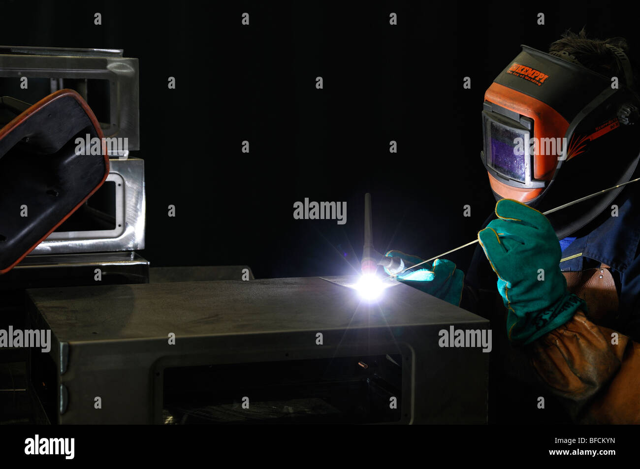 Cajas de aluminio de soldadura TIG soldador en obras de ingeniería Foto de stock