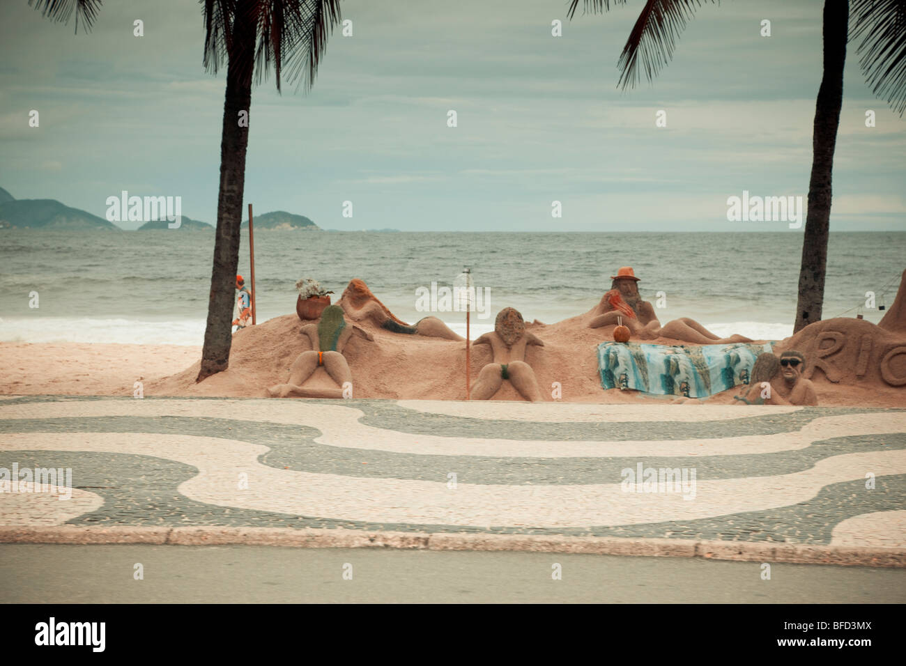 Esculturas en la playa Copacabana de Río de Janeiro, Brasil Foto de stock